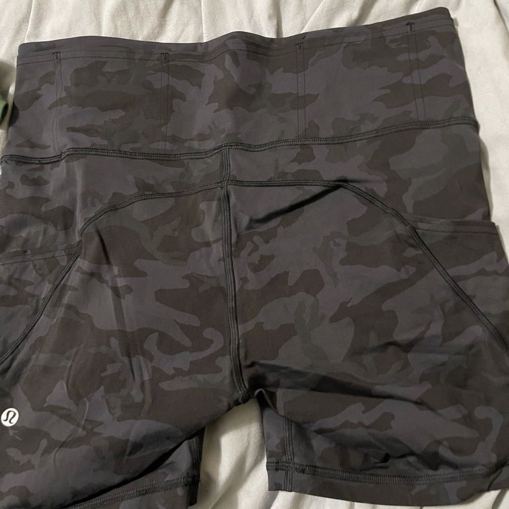 Size 10 6” fast and free short black camo with pockets